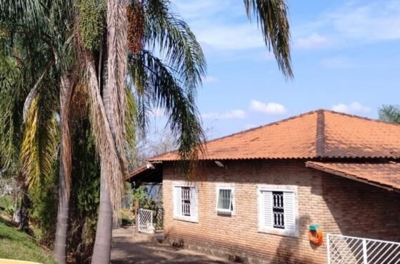 Sítio a venda na beira d’água em Camargos – Porteira fechada