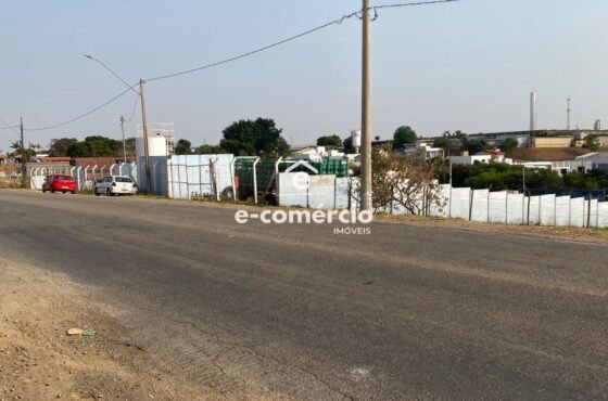 Lote à venda, de acesso direto à Rodovia e divisa com outra rua, próximo ao Distrito Industrial