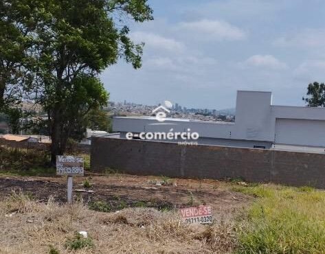 Lote na Avenida principal a VENDA