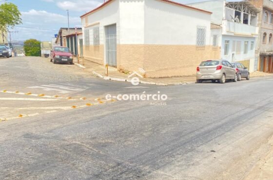 Casa para VENDA próximo à Igreja São Sebastião. Casa na avenida principal, de esquina