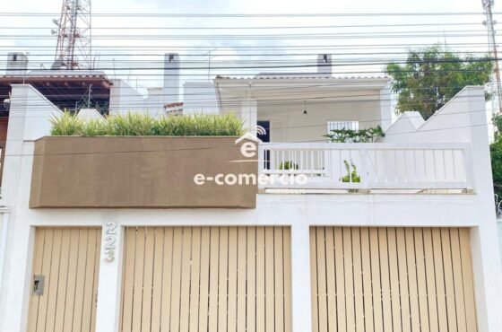 Linda casa reformada, a venda, bem próxima ao centro