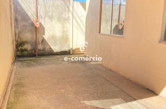 Casa com terreno bem grande, para VENDA, na Avenida principal do bairro
