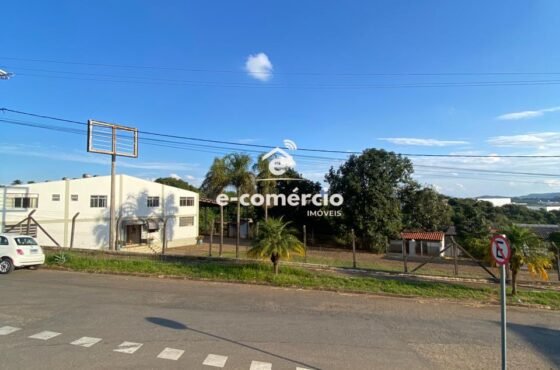 Vende-se área de 4700 m² e área construída de mais de 1800 m² no Distrito Industrial