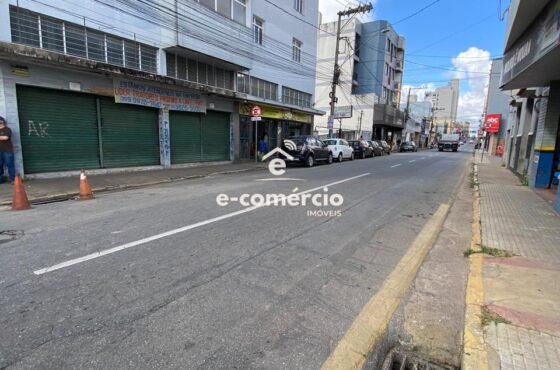 Loja de esquina na avenida principal, para locação em Lavras