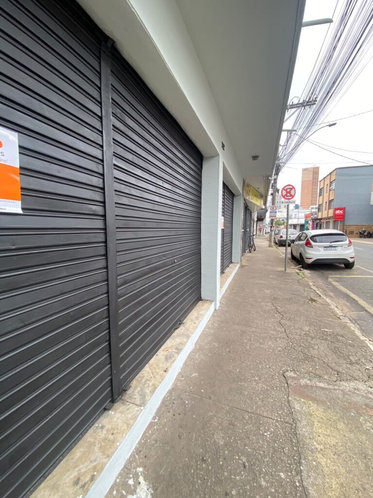 Loja de esquina na avenida principal, para locação em Lavras